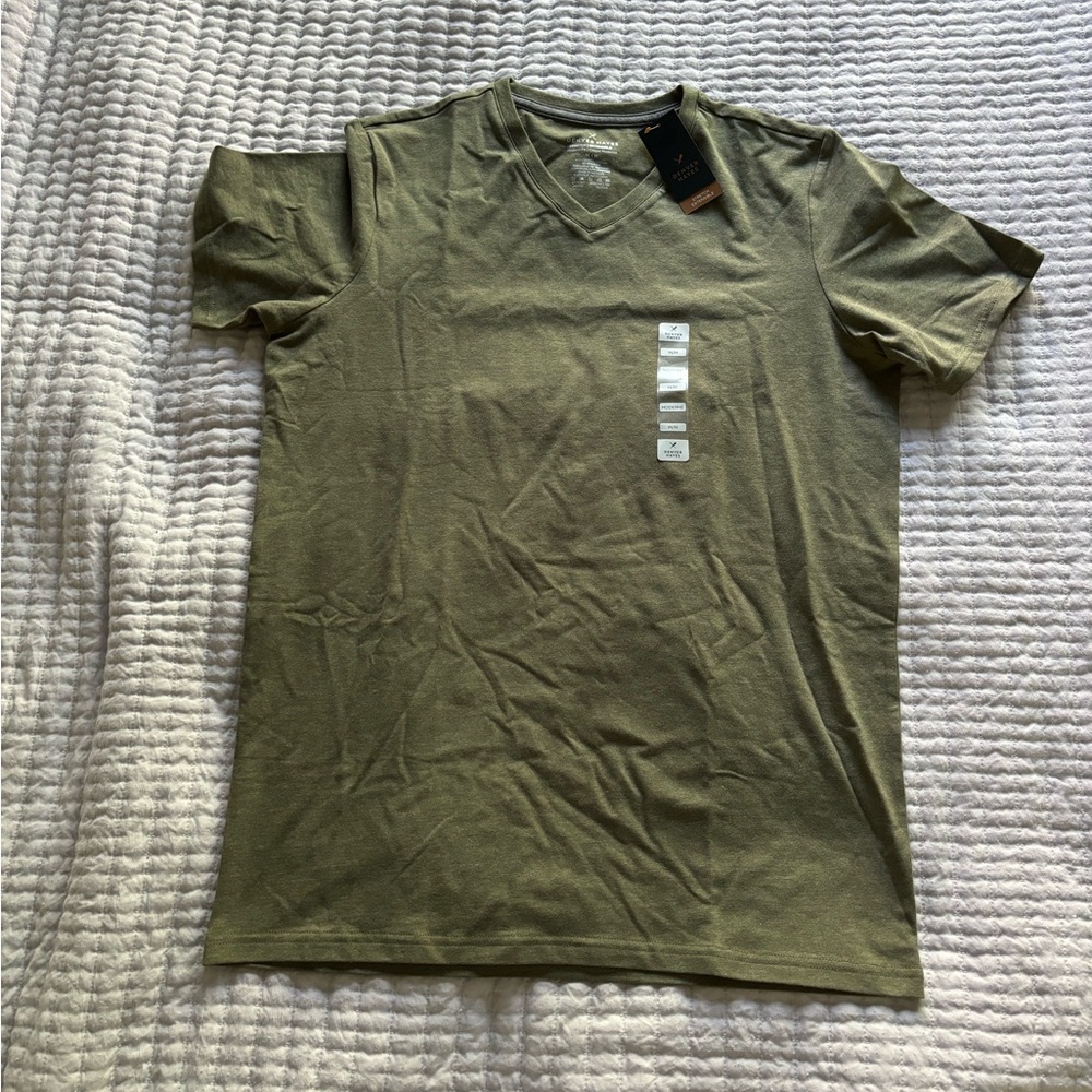 🎀 2 for $20sale 🎀 NWT Denver Hayes v-neck tee